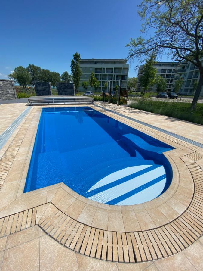 Clyde-Premium Lelle Waterfront Private Apartment Balatonlelle Exterior foto